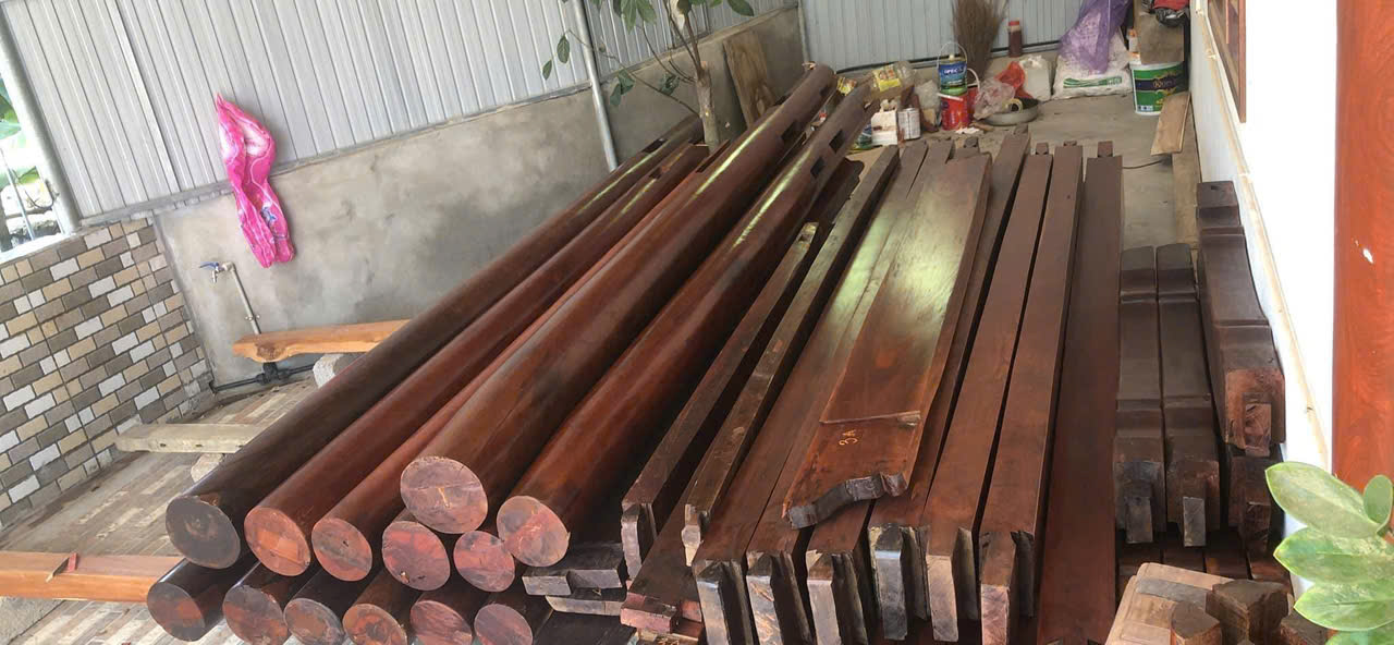 Vật liệu chủ đạo là gỗ tự nhiên, như gỗ lim, gỗ mít, gỗ xoan hay gỗ gõ đỏ.