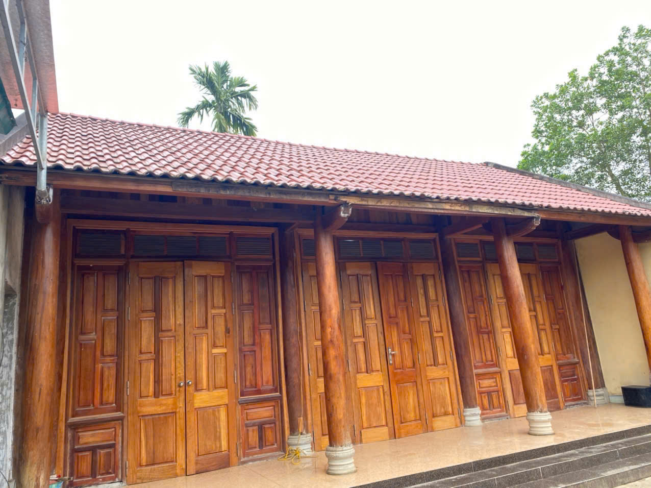 Cửa bức bàn thường được làm từ gỗ lim, gỗ gõ đỏ, gỗ mít – những loại gỗ quý, có độ bền cao và màu sắc ấm cúng.