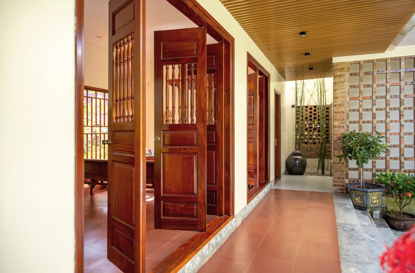 Mẫu cửa bức bàn được tùy chỉnh để phù hợp với nhiều phong cách thiết kế hiện nay.