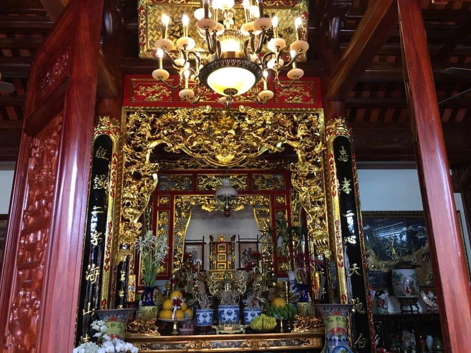 Cửa võng luôn được xem là linh hồn của không gian thờ.