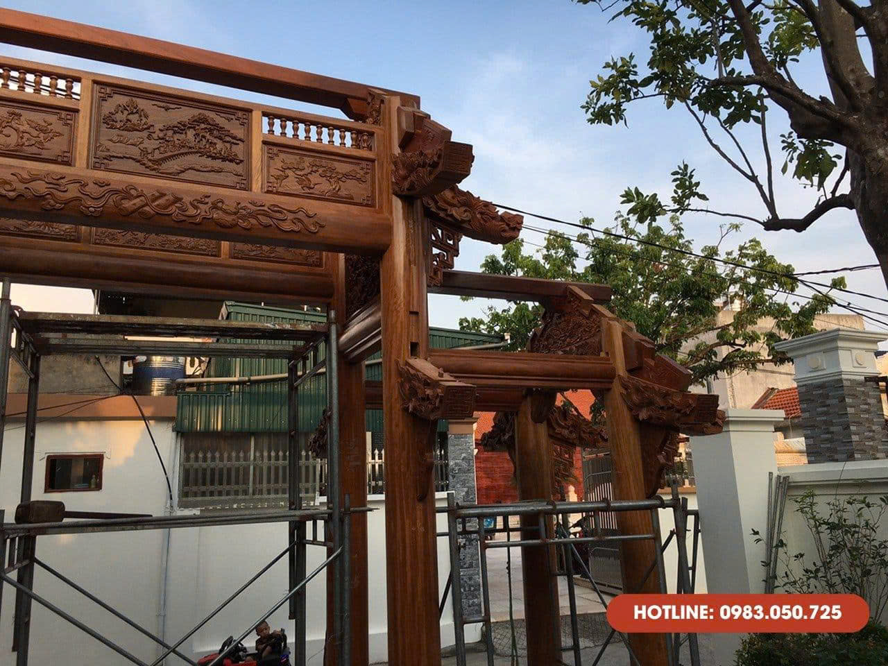 Cổng gỗ thể hiện đẳng cấp của chủ nhà.